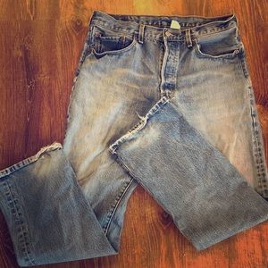 Levi 501. 34/32. Light wash.